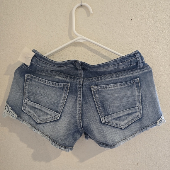 Vanilla Star denim shorts w/ lace trim – Size 5 - Picture 5 of 6